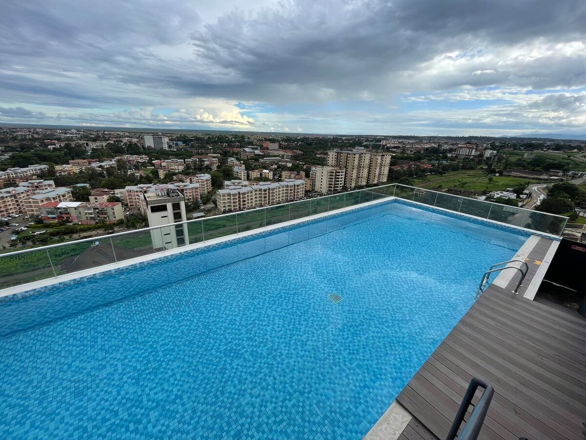 Rooftop Pool: Executive 2 BR Apt Upperhill Image 2