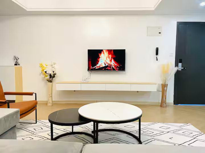 Rooftop Pool: Executive 2 BR Apt Upperhill Image 4