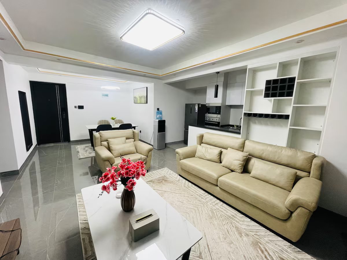 Serene & Stylish 2 BR Apt, King Bed, Gym, Views Image 3